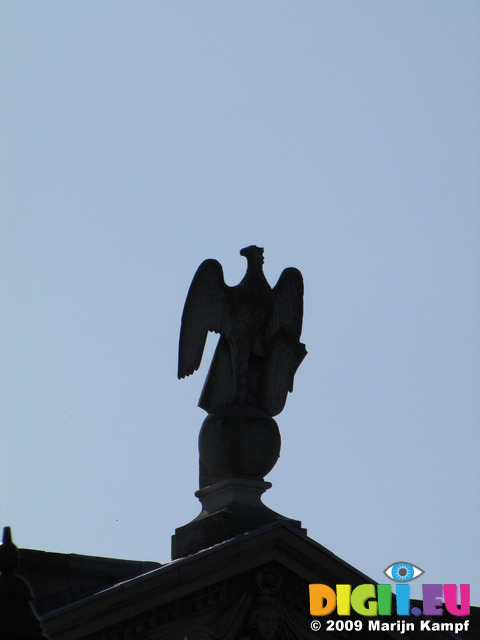 SX07856 Stone eagle on Oxford rooftop